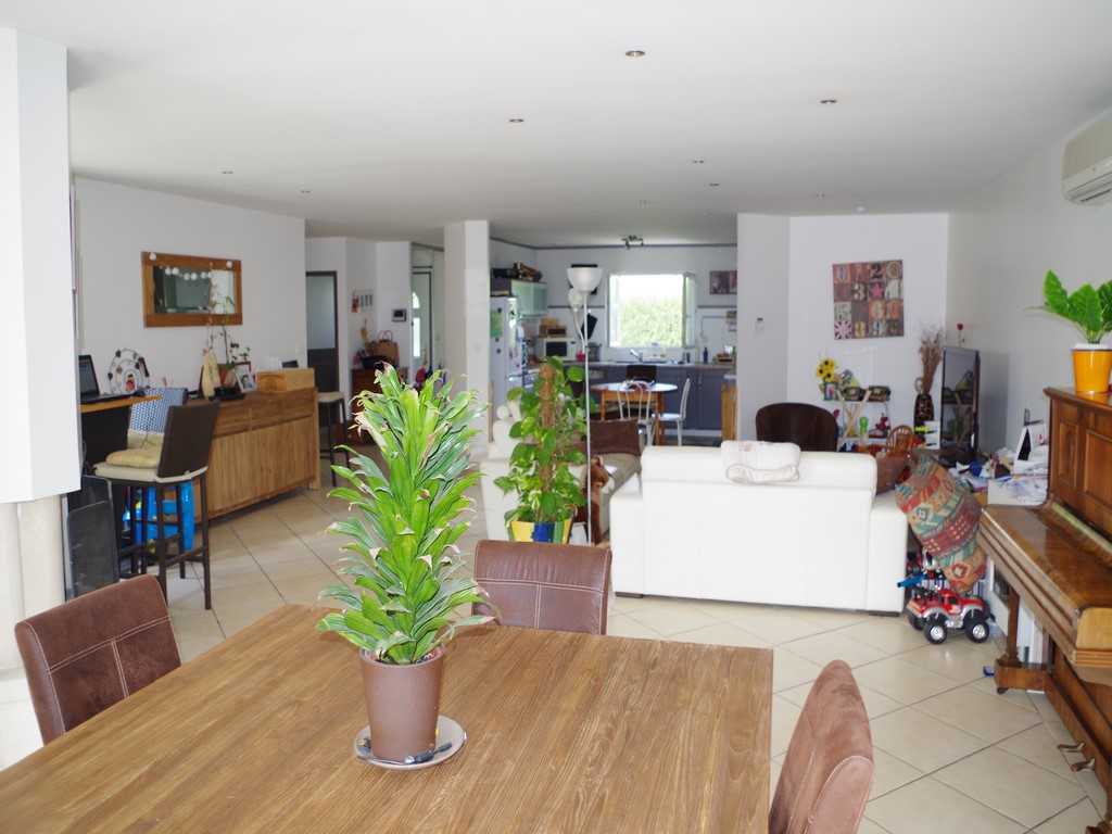 Maison récente, 137m², 3 chambres sur 1051m² avec piscine sur CESTAS